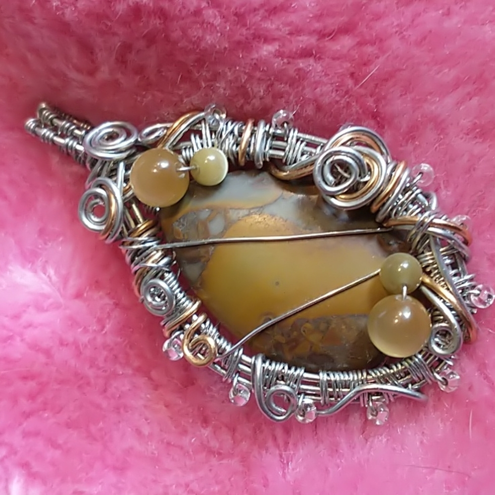 NWT Beautiful Handcrafted Wire Weaved Jasper Stone Pendant
